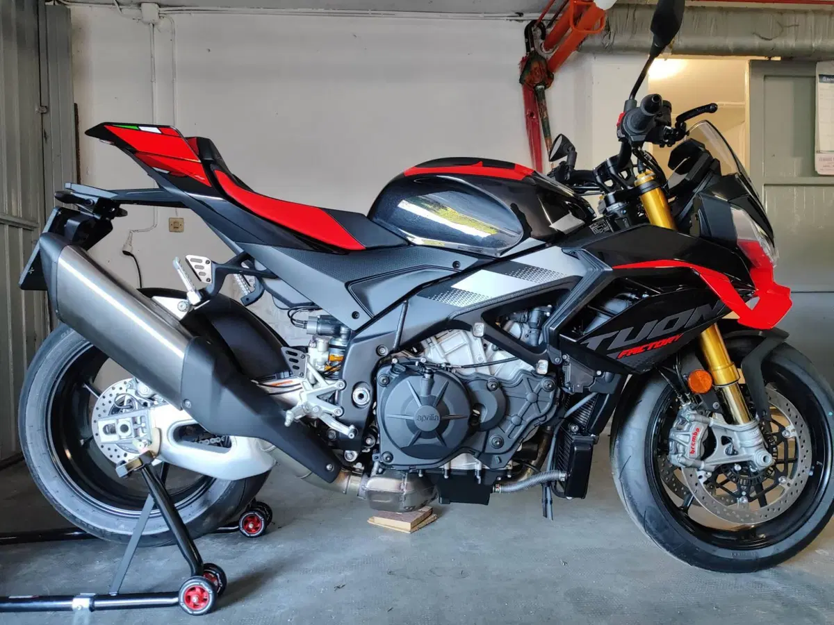 Aprilia Tuono V4 Factory (2025 - 26) (2)