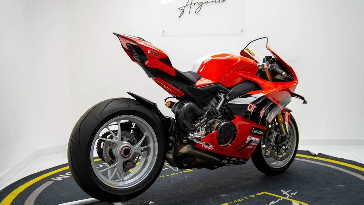 Ducati Panigale V4 Bautista 2022 World Champion Replica (2023) (4)