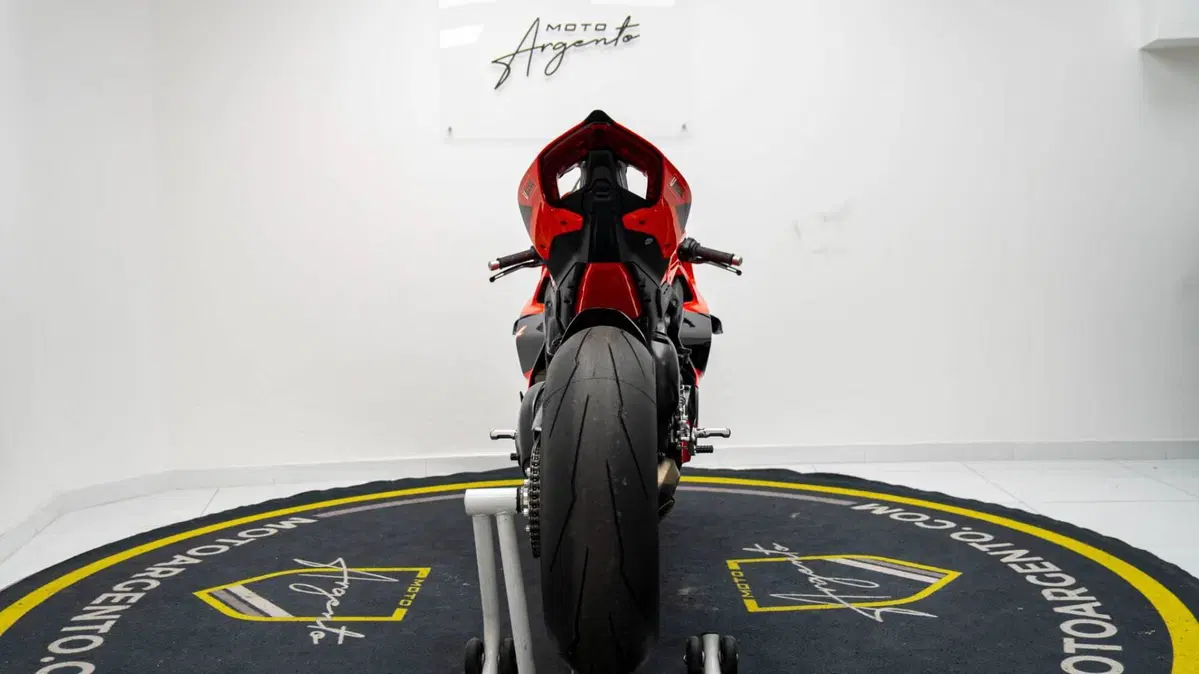 Ducati Panigale V4 Bautista 2022 World Champion Replica (2023) (5)