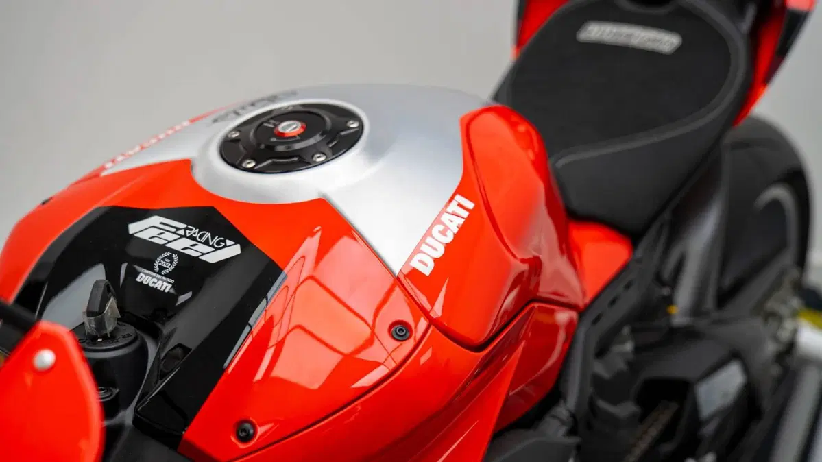 Ducati Panigale V4 Bautista 2022 World Champion Replica (2023) (12)