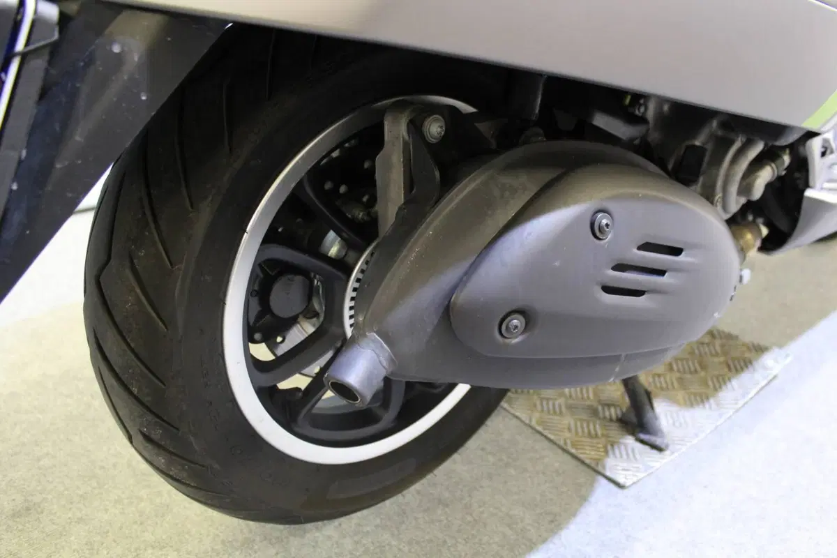 Vespa GTS 300 Super Tech (2023 - 24) (6)