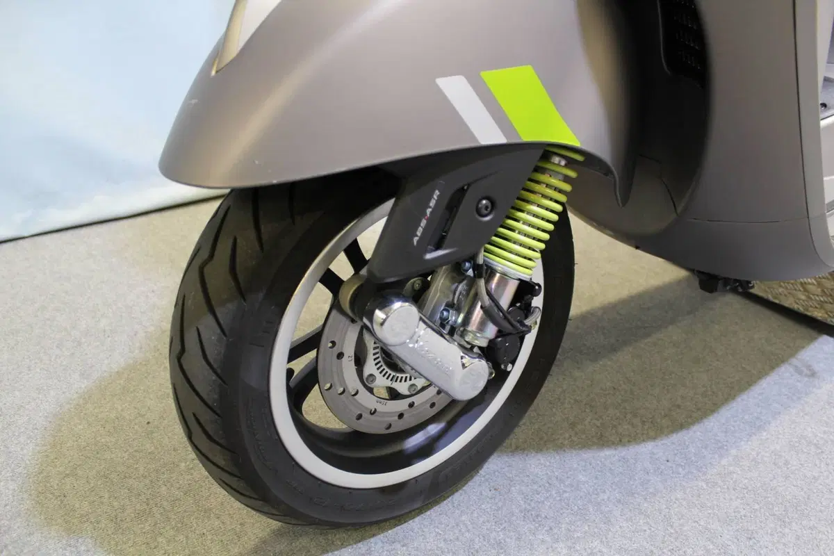 Vespa GTS 300 Super Tech (2023 - 24) (14)