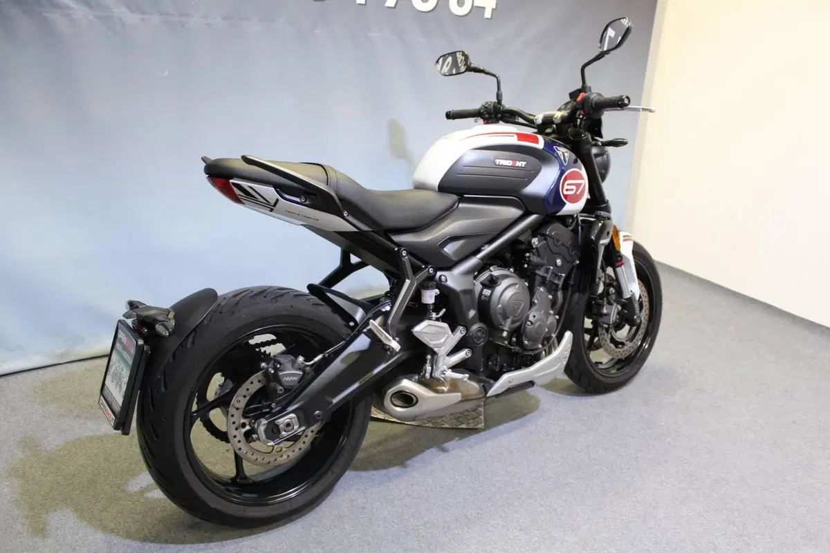 Triumph Trident 660 Triple Tribute Edition (2024) (4)