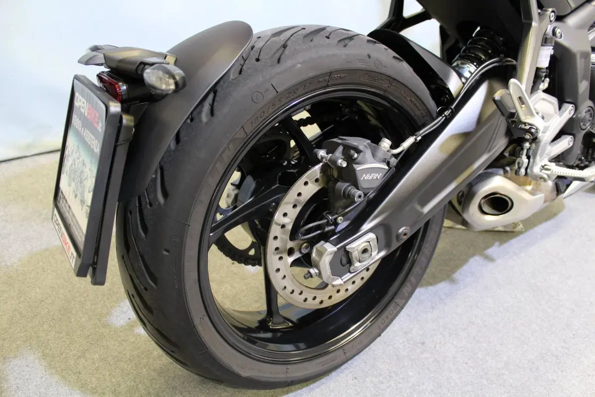 Triumph Trident 660 Triple Tribute Edition (2024) (6)