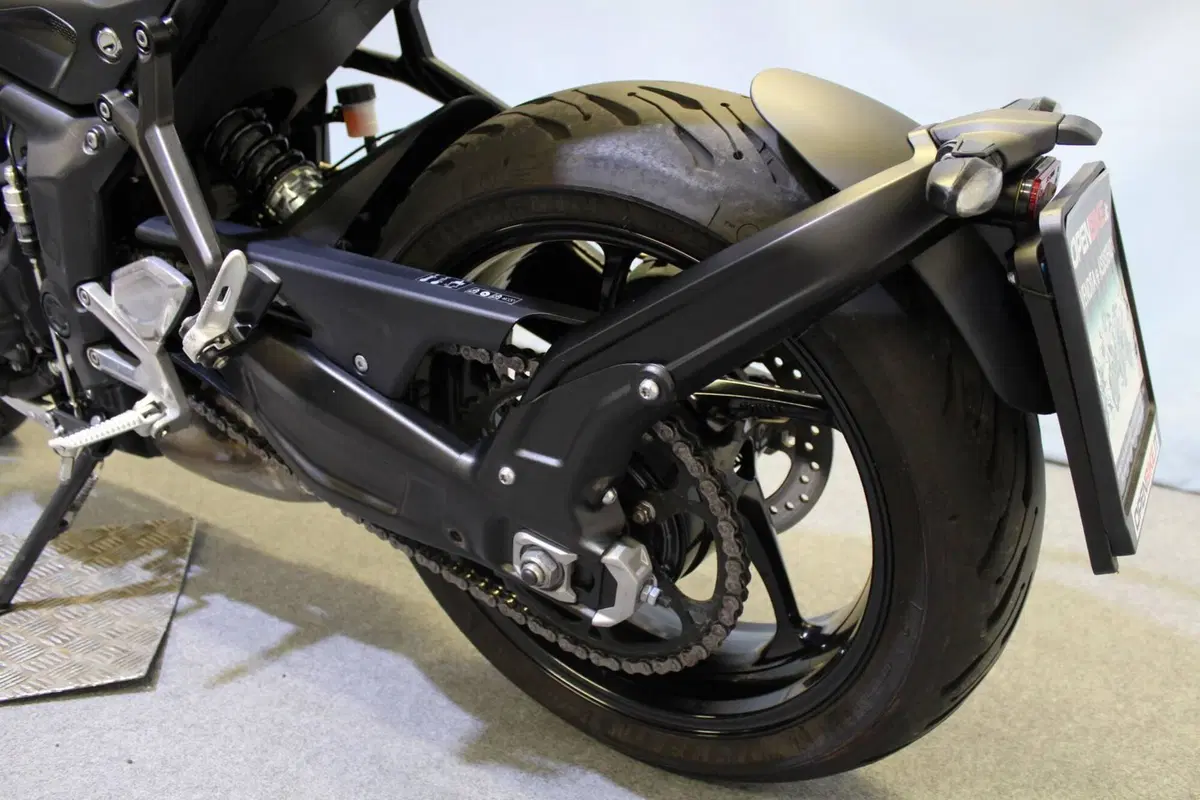 Triumph Trident 660 Triple Tribute Edition (2024) (15)