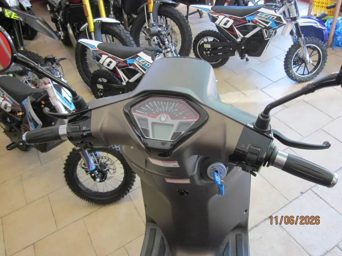 Keeway Motor Sixties 300i (2023 - 25) (4)