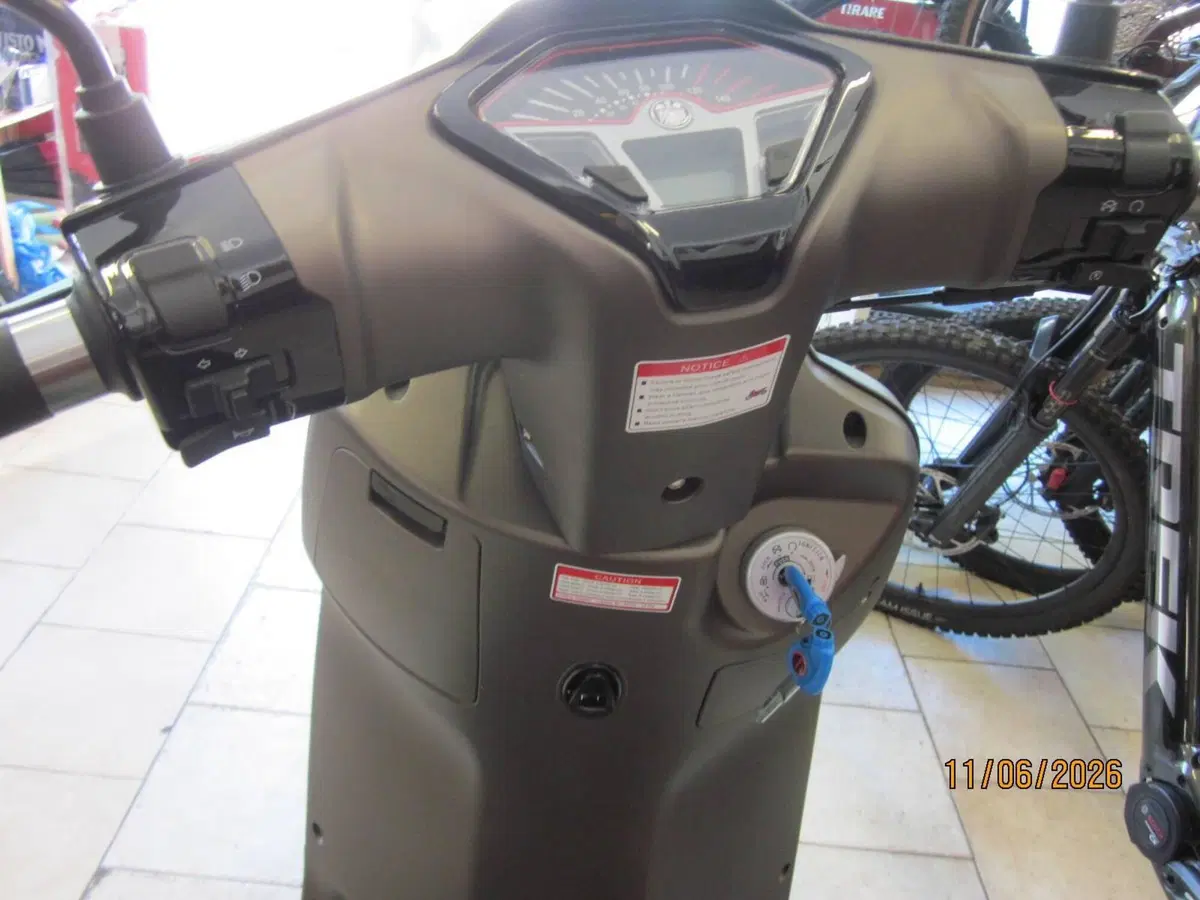 Keeway Motor Sixties 300i (2023 - 25) (6)
