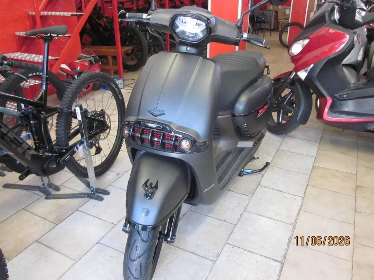 Keeway Motor Sixties 300i (2023 - 25) (7)