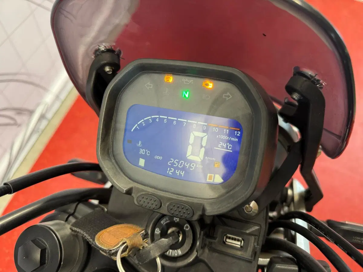 Voge Trofeo 300ACX Scrambler (2021 - 26) (7)