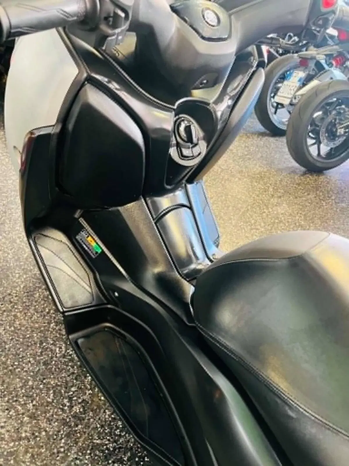 Yamaha X-Max 300 (2021 - 24) (4)