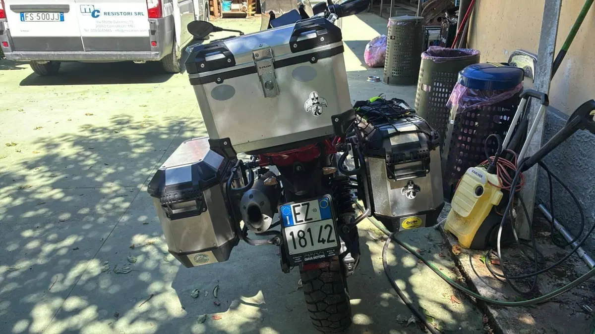 Moto Guzzi V85 TT (2021 - 23) (2)