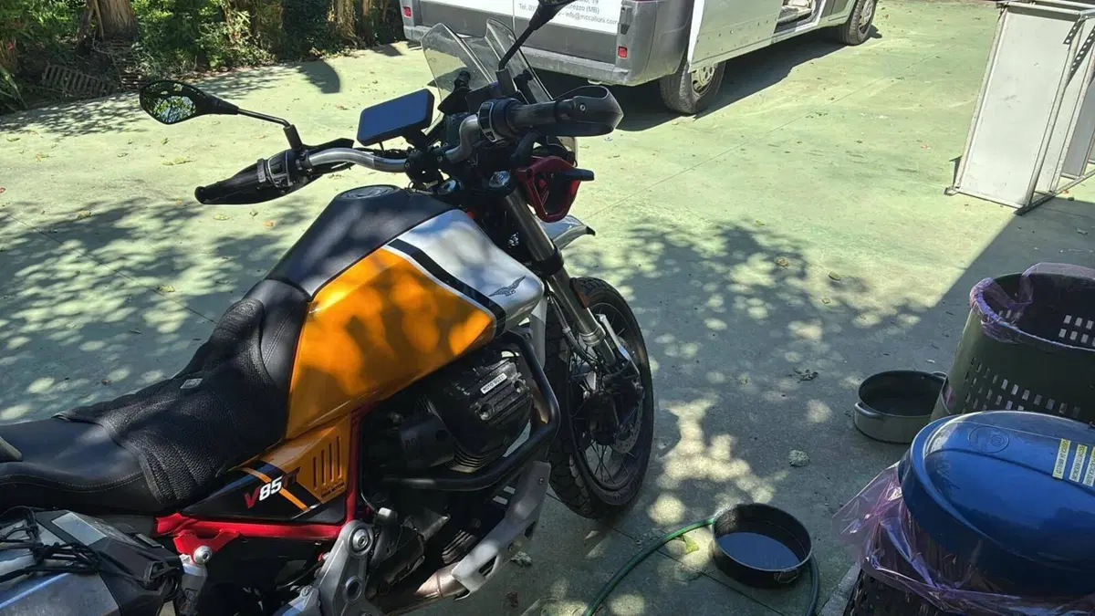 Moto Guzzi V85 TT (2021 - 23) (3)