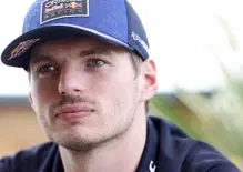 Sorpresi, non ci sentiamo i migliori. Abbiamo chiesto spiegazioni alla FIA: così Max Verstappen risponde al non ADUO della Red Bull. E su Antonelli rivela...