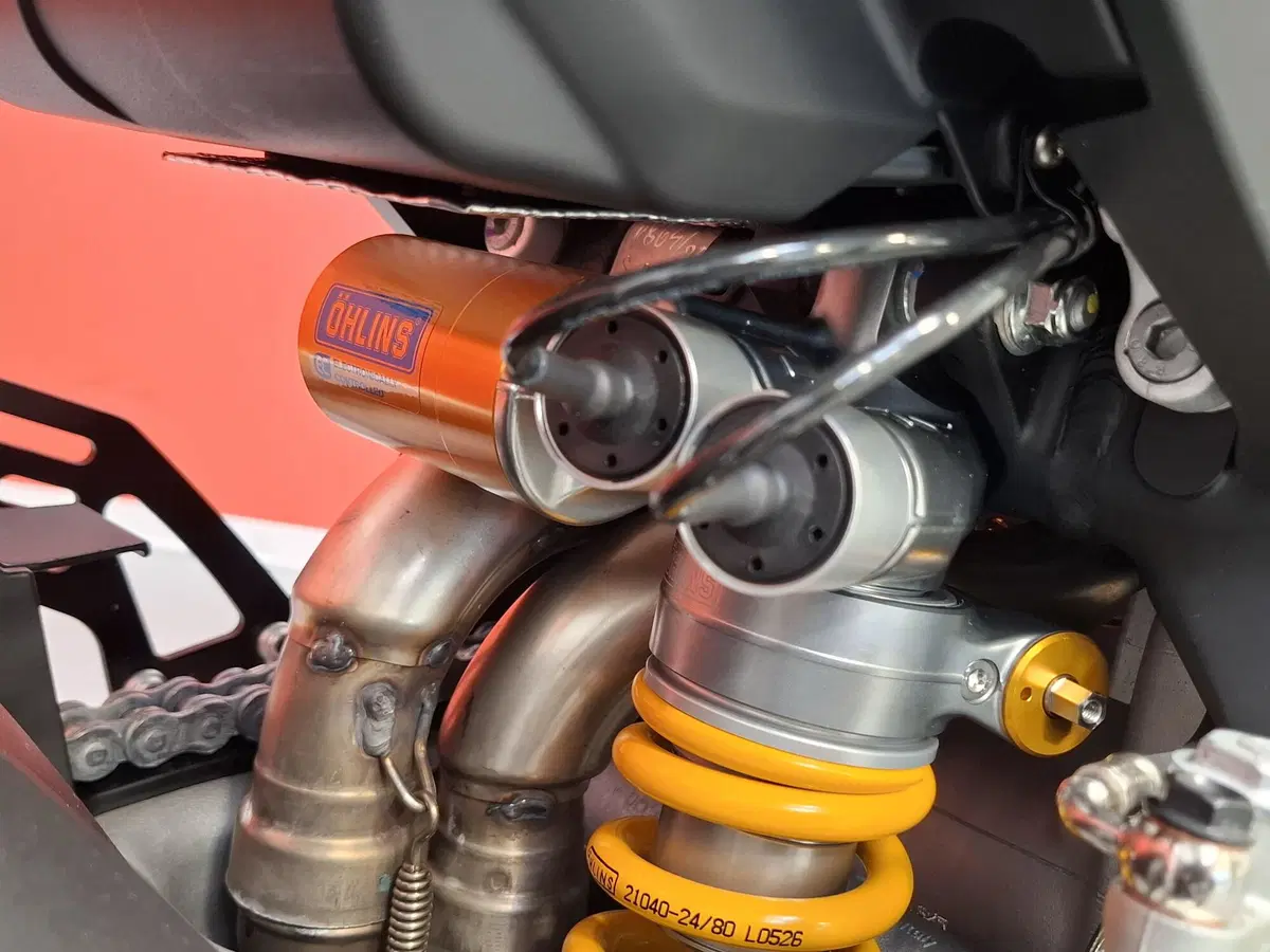 Aprilia RSV4 1100 Factory (2025 - 26) (6)