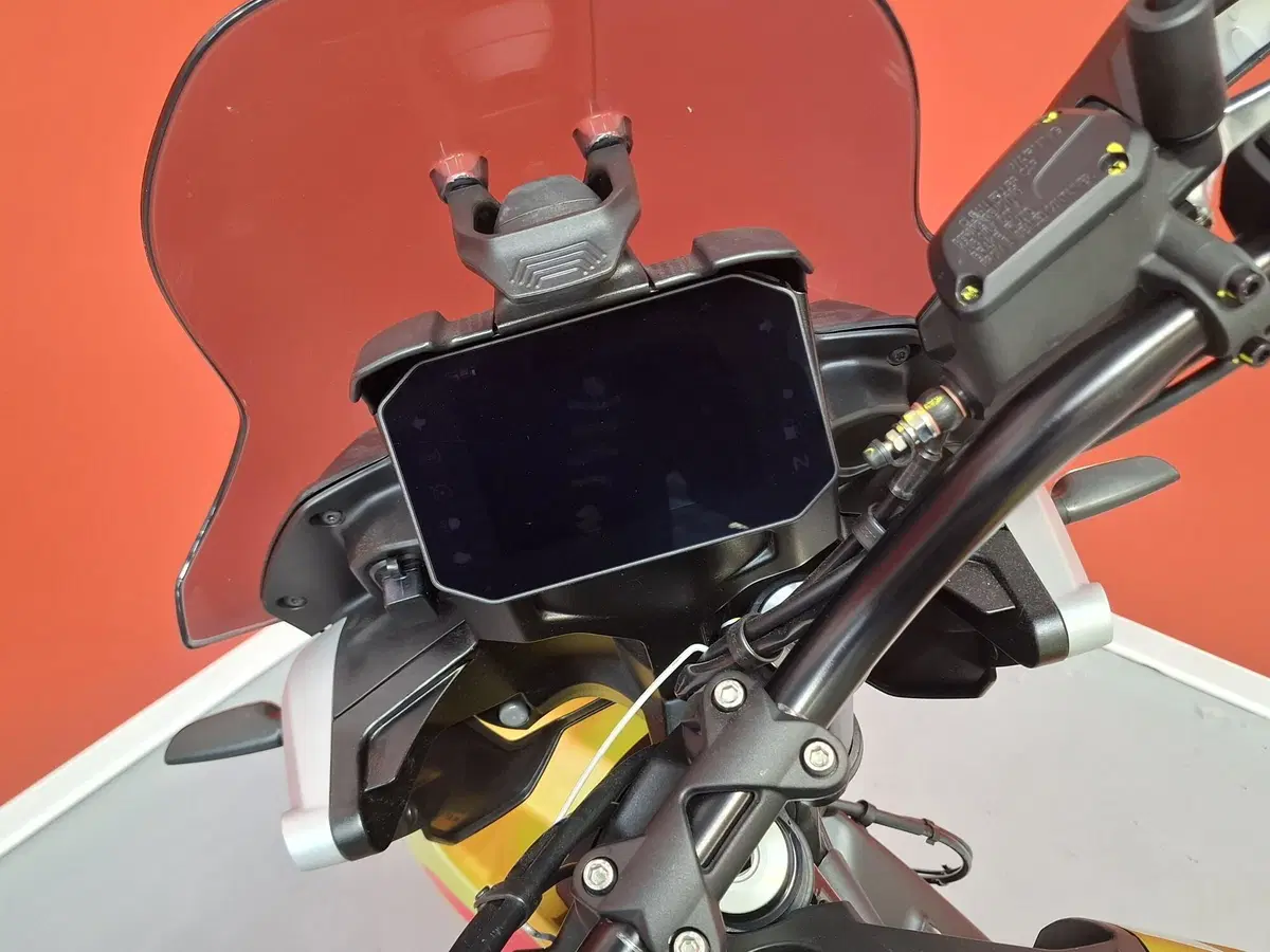 Moto Guzzi V85 Strada (2024 - 26) (6)