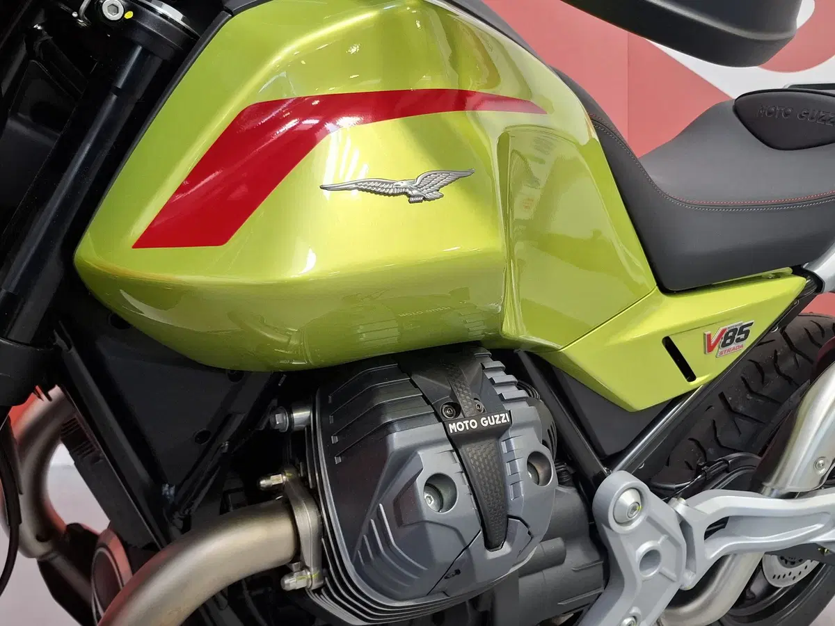 Moto Guzzi V85 Strada (2024 - 26) (10)