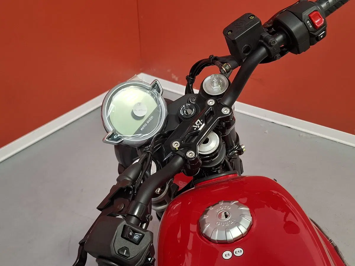 Moto Guzzi V7 Sport (2025 - 26) (9)