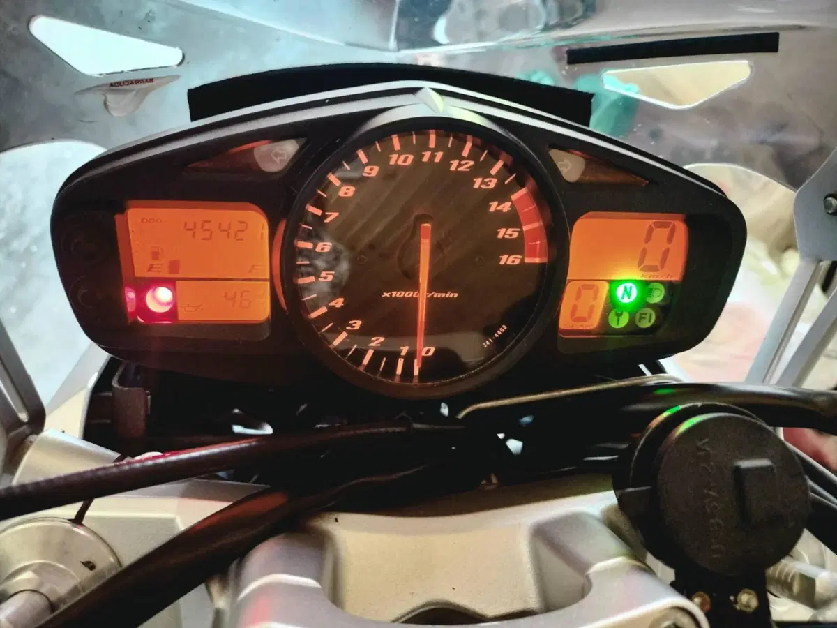 Suzuki GSR 600 (2006 - 11) (4)