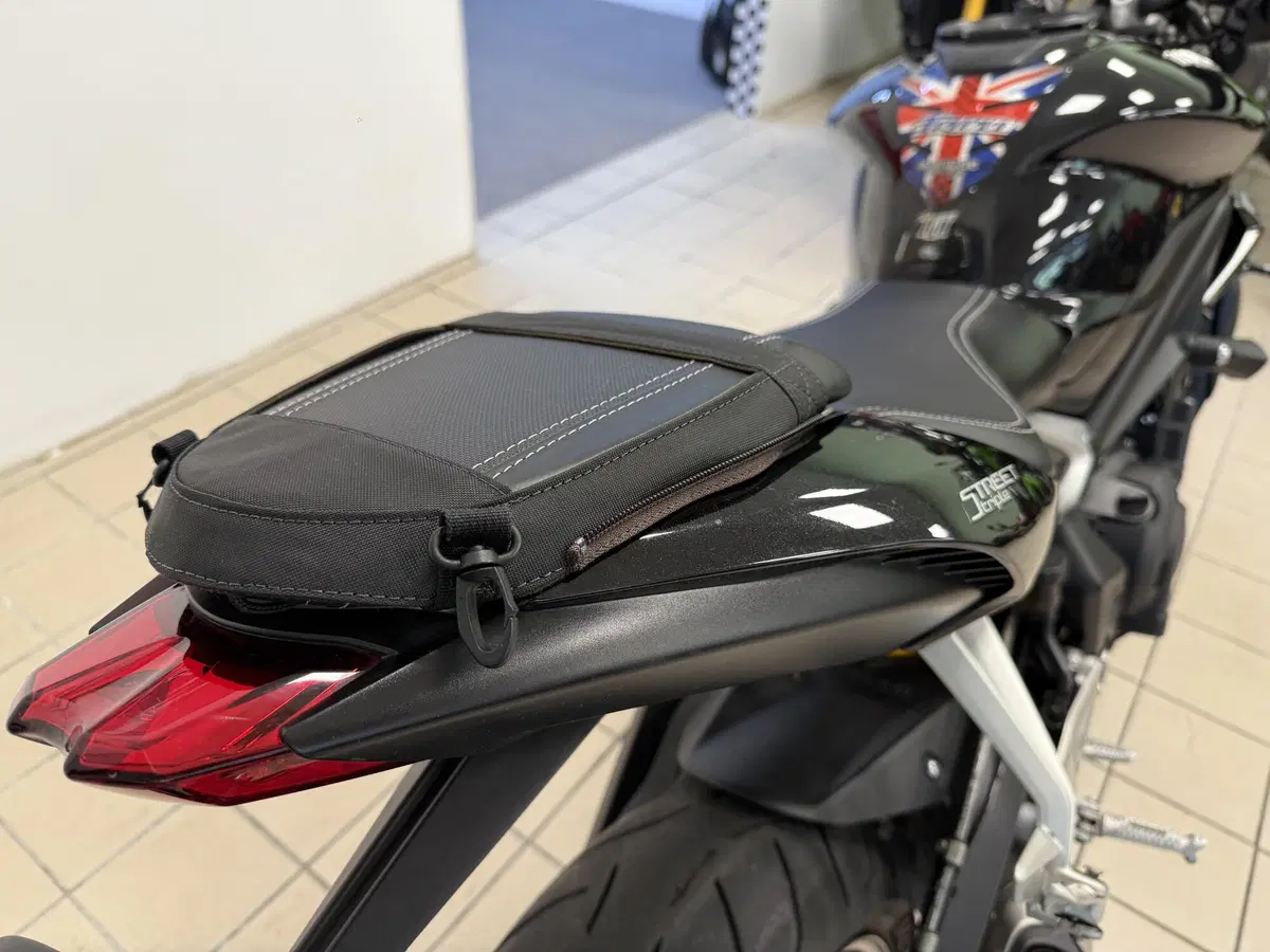 Triumph Street Triple RS (2017 - 19) (4)