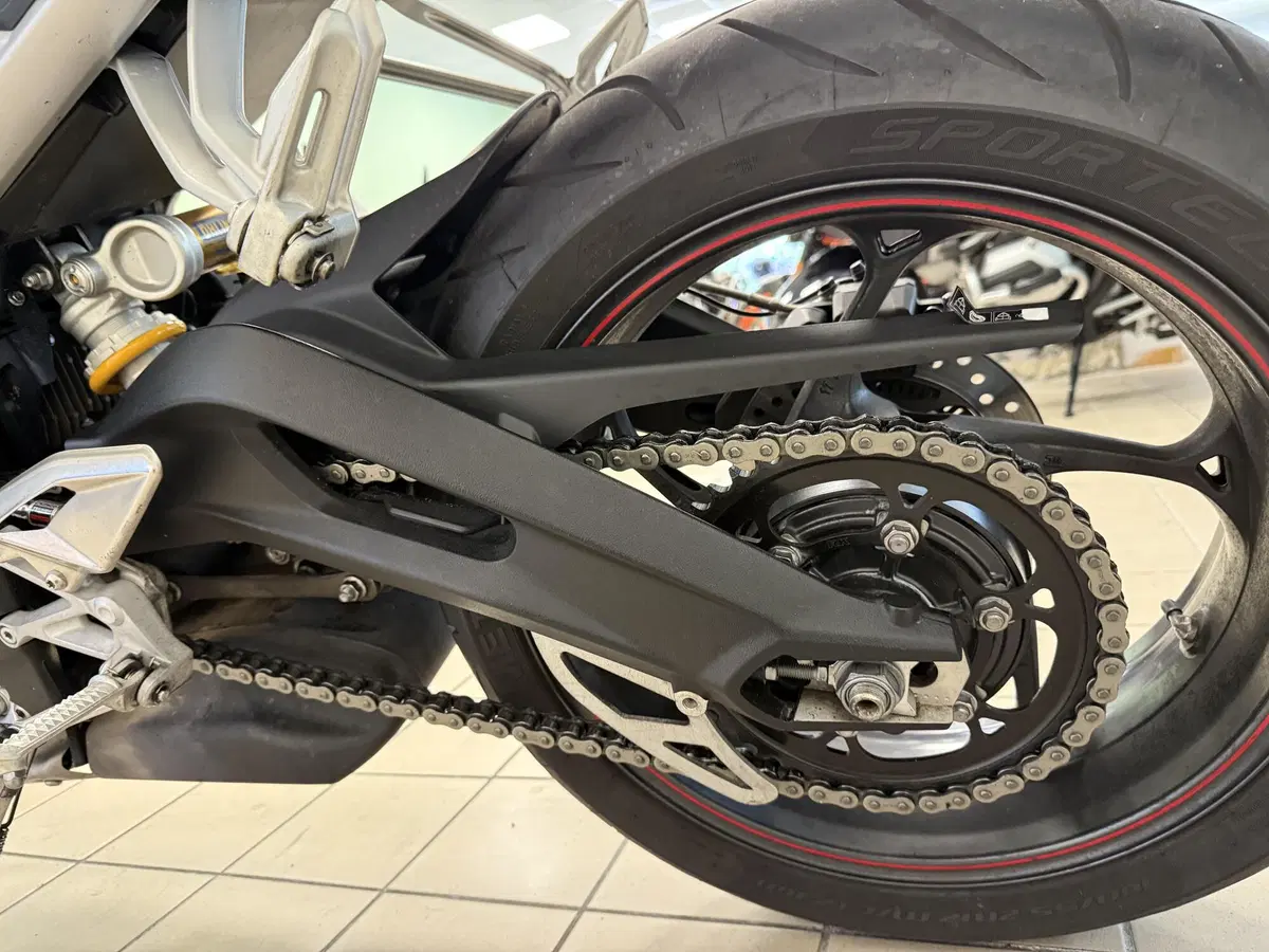 Triumph Street Triple RS (2017 - 19) (8)