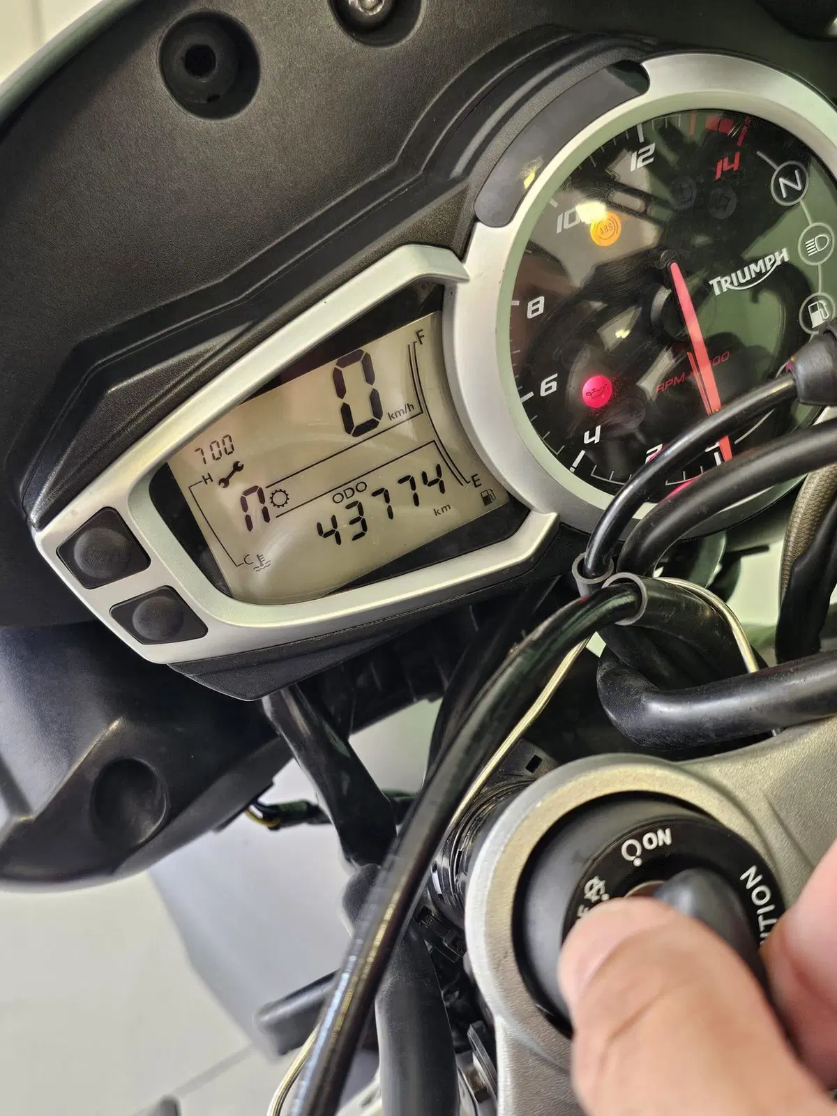 Triumph Street Triple R (2013 - 14) (5)