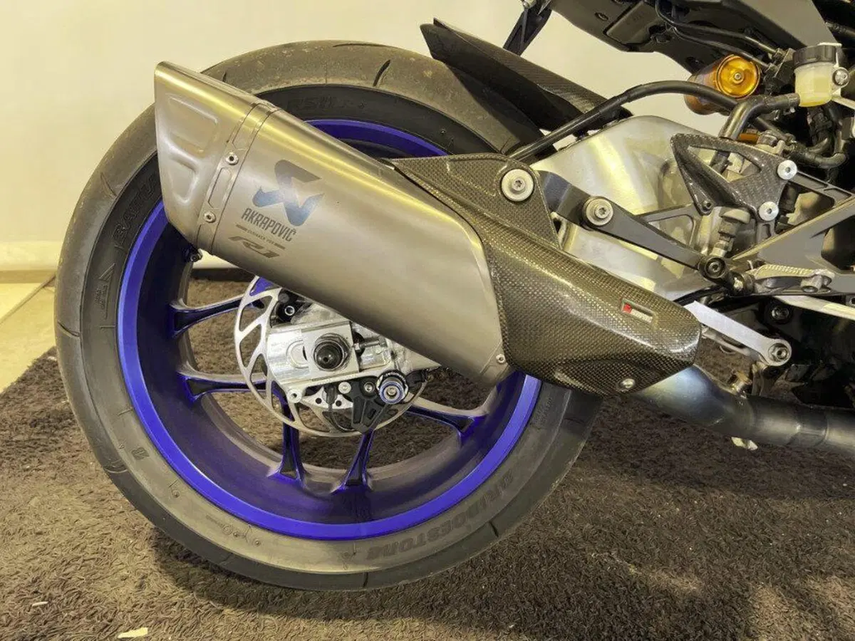 Yamaha YZF R1M (2020 - 25) (9)