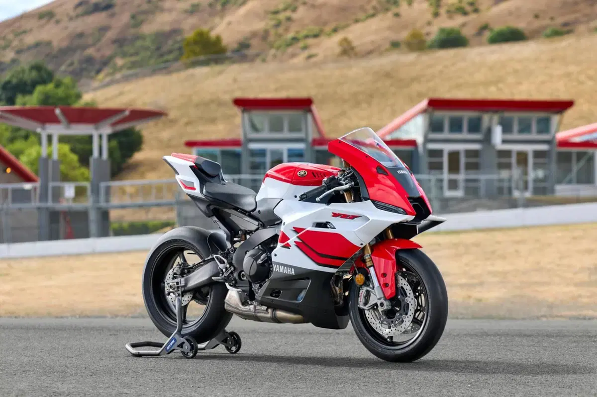 Yamaha YZF R9 70th (2026) (2)