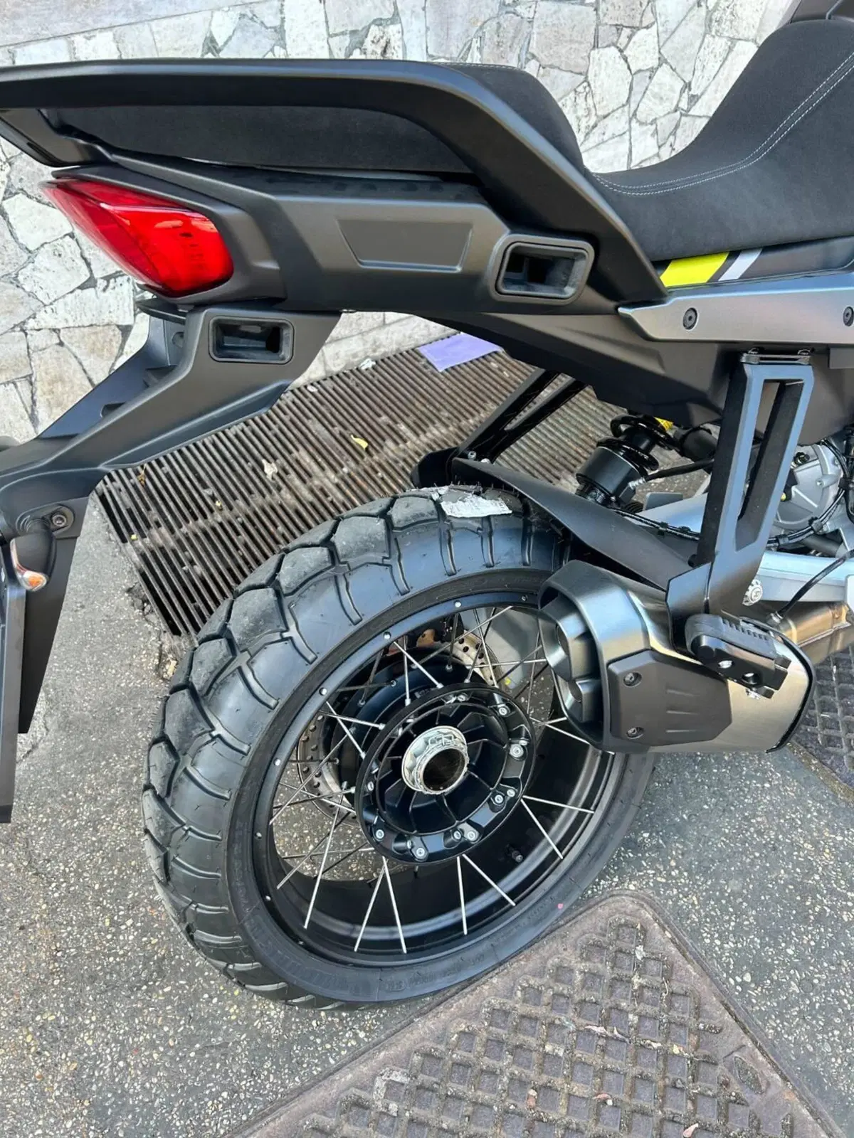 Moto Guzzi Stelvio (2024 - 26) (4)