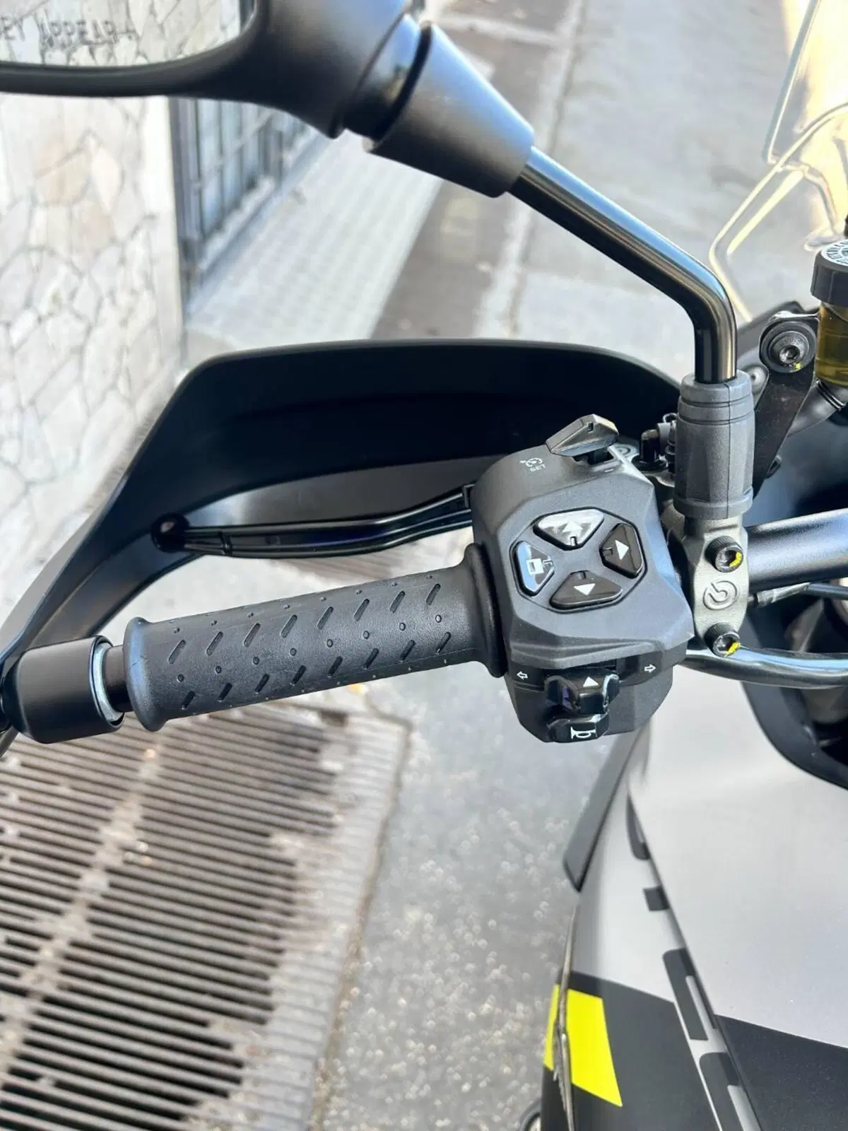 Moto Guzzi Stelvio (2024 - 26) (6)