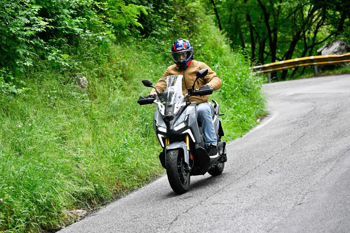 Basta il variatore Polini per stravolgerlo? Test SYM ADX TG 400 con upgrade trasmissione [VIDEO]