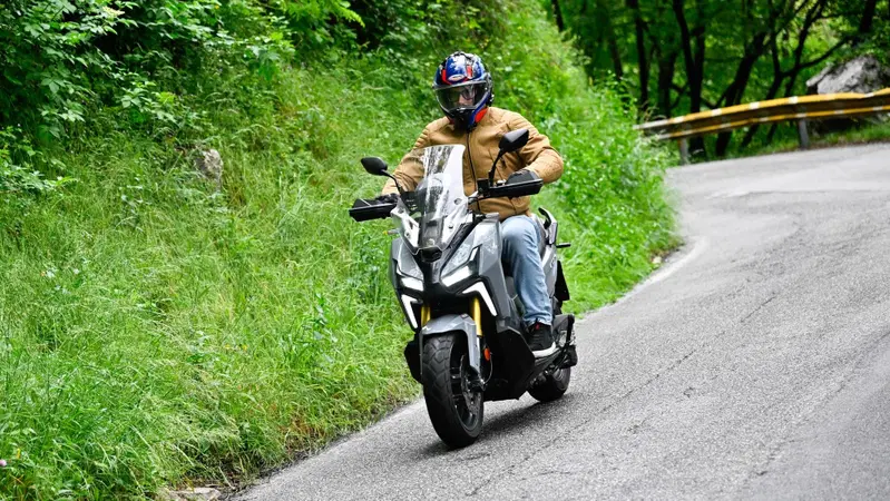 Basta il variatore Polini per stravolgerlo? Test SYM ADX TG 400 con upgrade trasmissione [VIDEO]