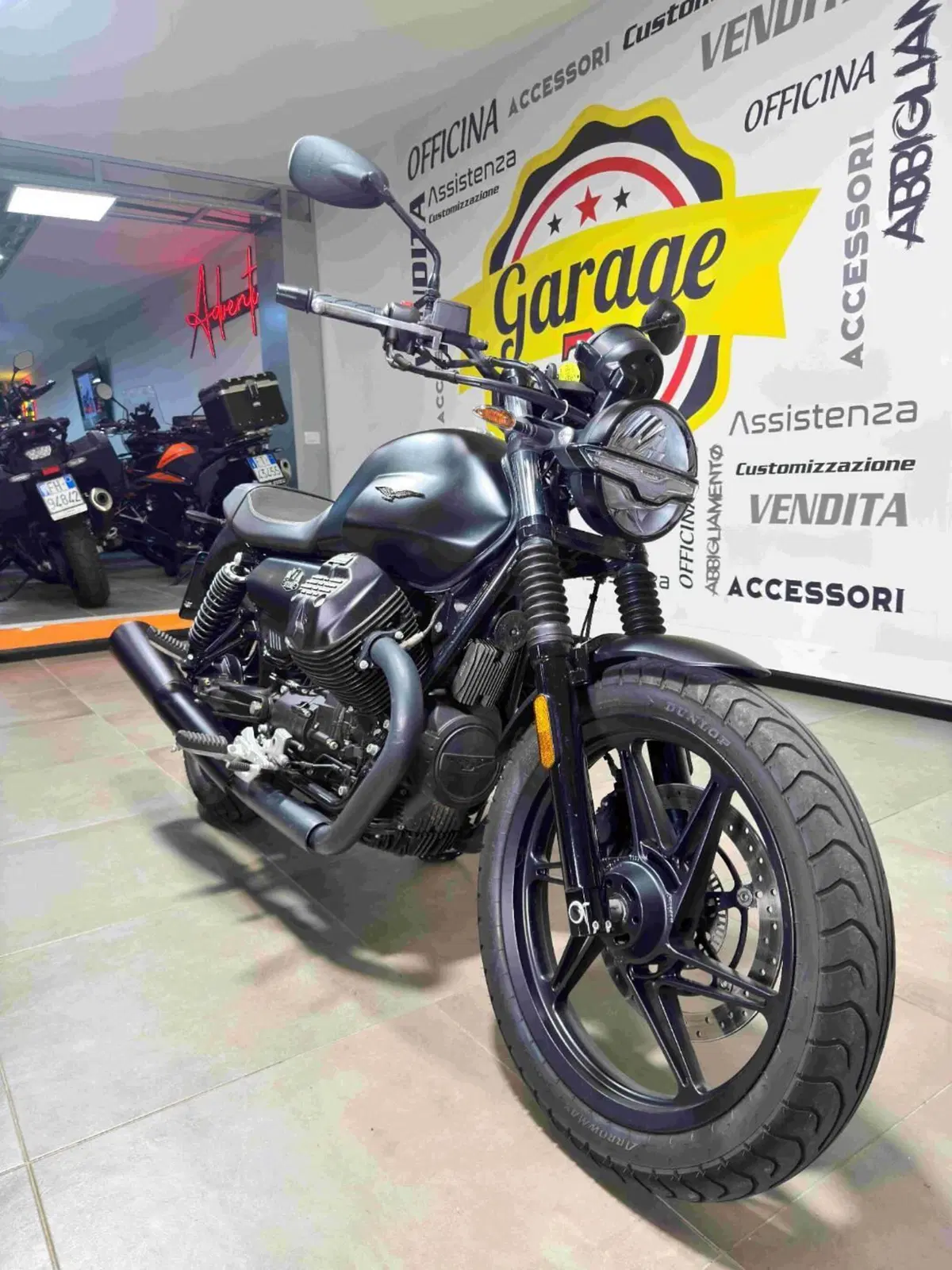 Moto Guzzi V7 Stone (2021 - 24) (2)