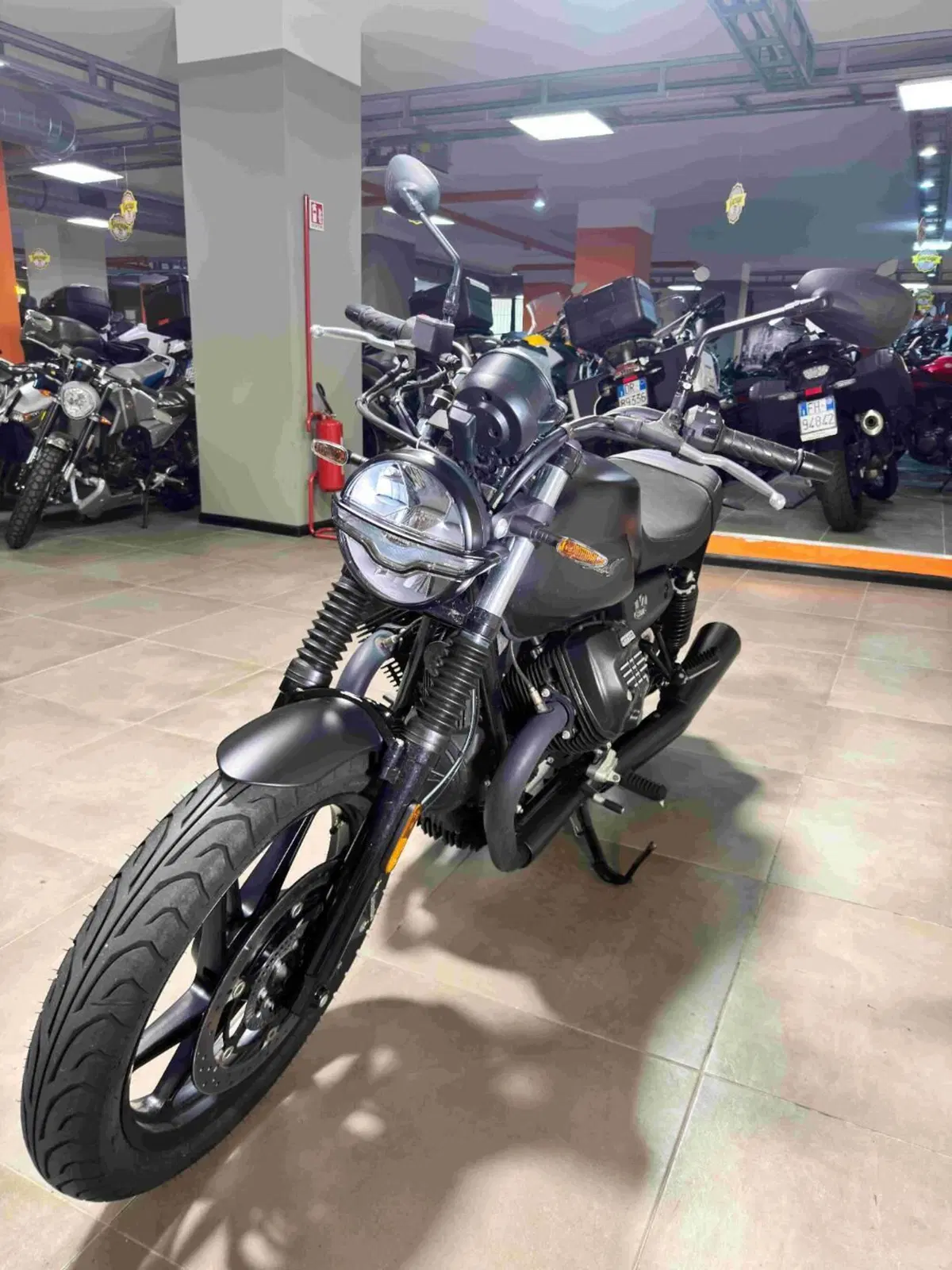Moto Guzzi V7 Stone (2021 - 24) (3)