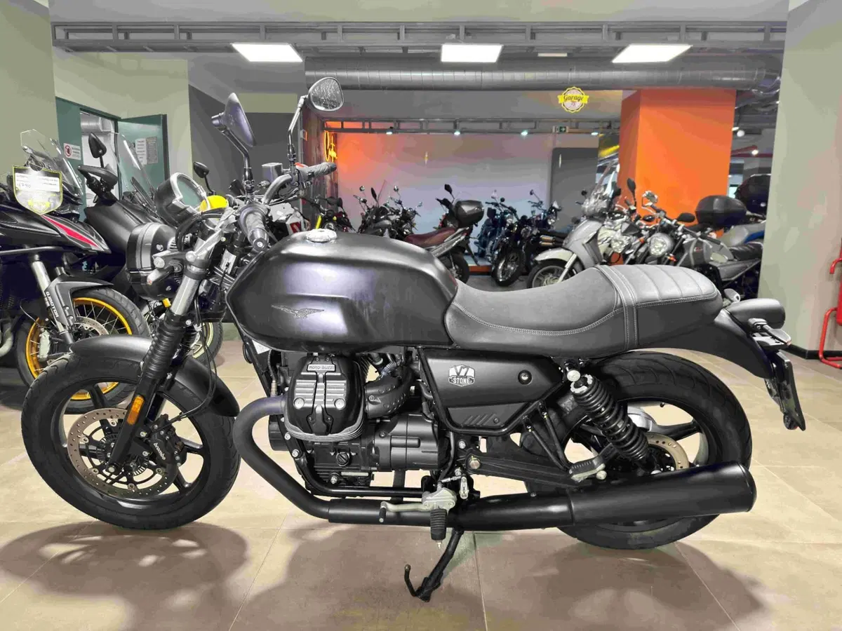 Moto Guzzi V7 Stone (2021 - 24) (4)