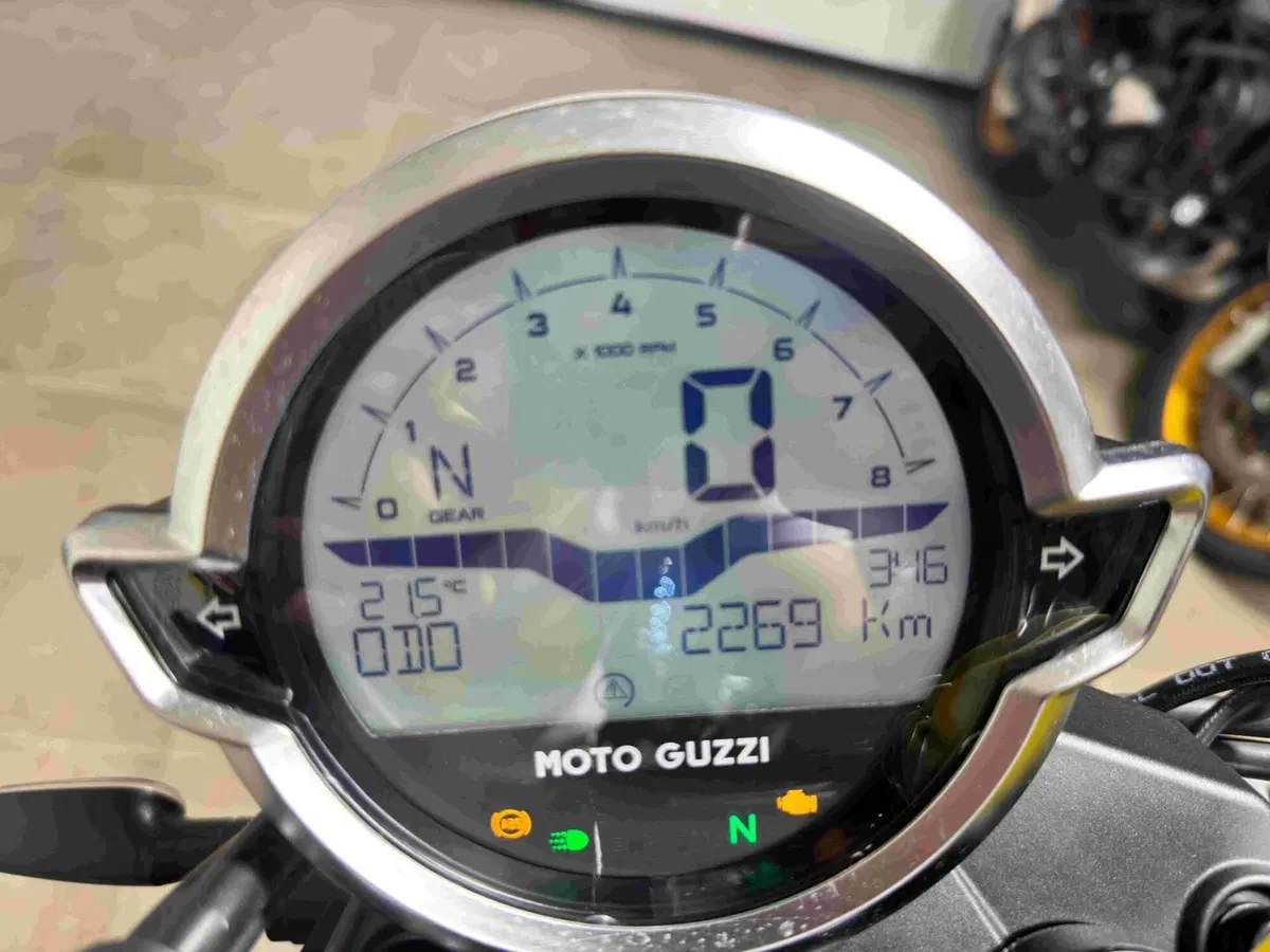 Moto Guzzi V7 Stone (2021 - 24) (5)