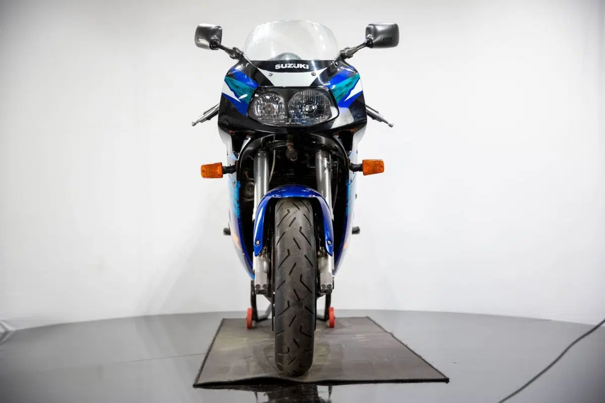 Suzuki Gsx100r (2)