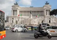 Cresce il numero delle auto in città, ma l’aria torna respirabile
