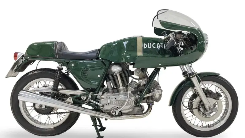 Questa Ducati 750 SS vale fino a 100.000 euro, ma il proprietario l&rsquo;ha verniciata di verde. Per una 