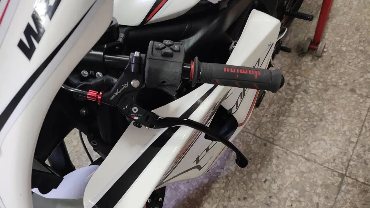 Triumph Street Triple 765 R (2023 - 26) (2)