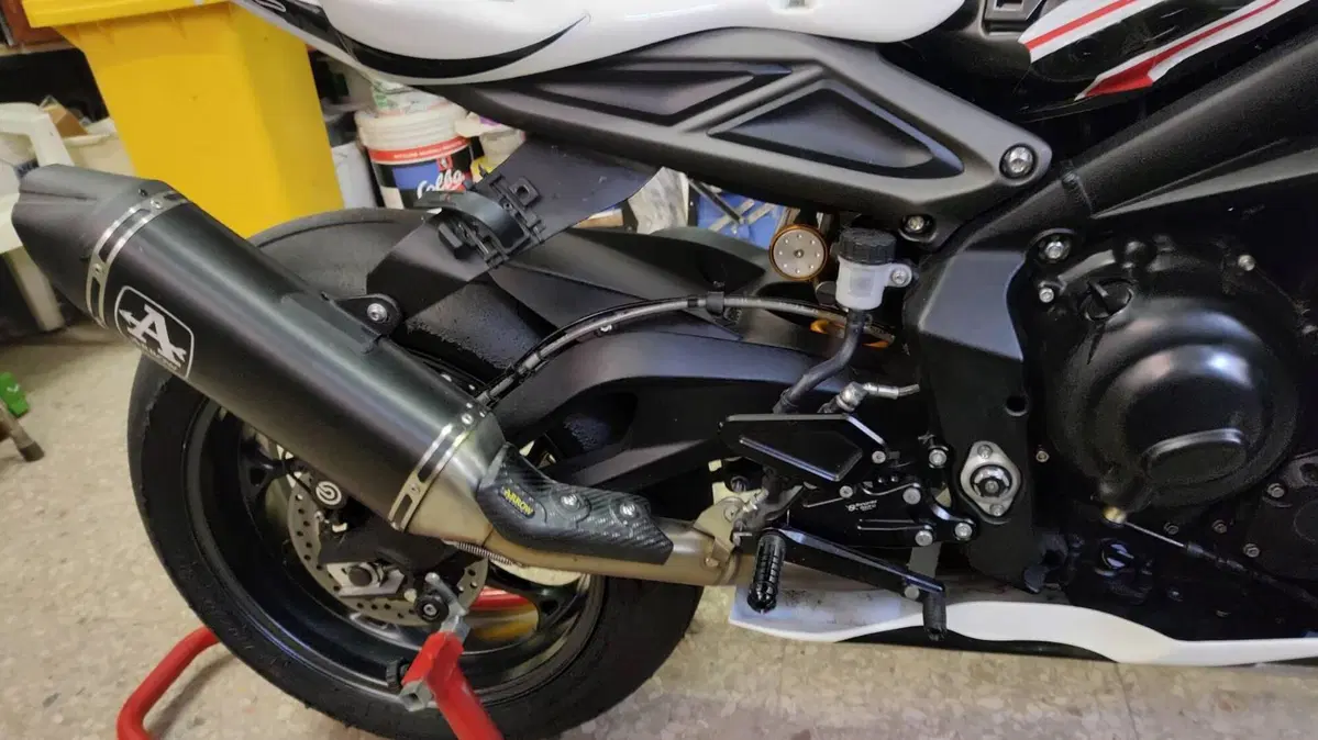 Triumph Street Triple 765 R (2023 - 26) (3)