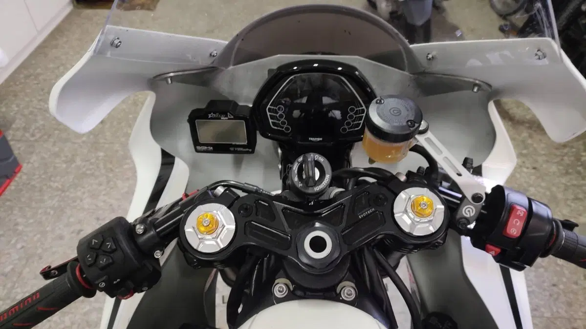 Triumph Street Triple 765 R (2023 - 26) (4)