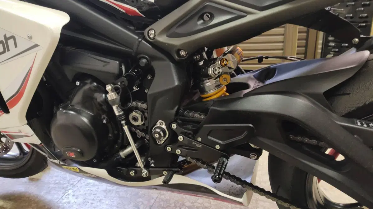 Triumph Street Triple 765 R (2023 - 26) (6)