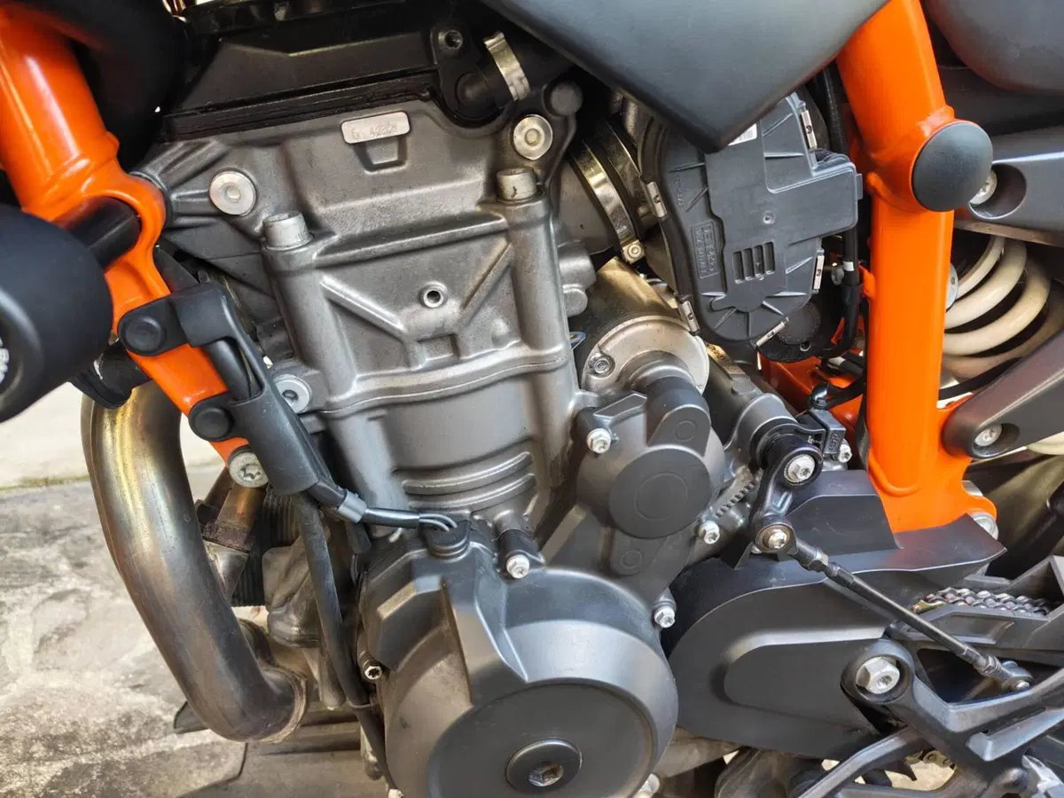 KTM 890 Duke R (2020) (6)