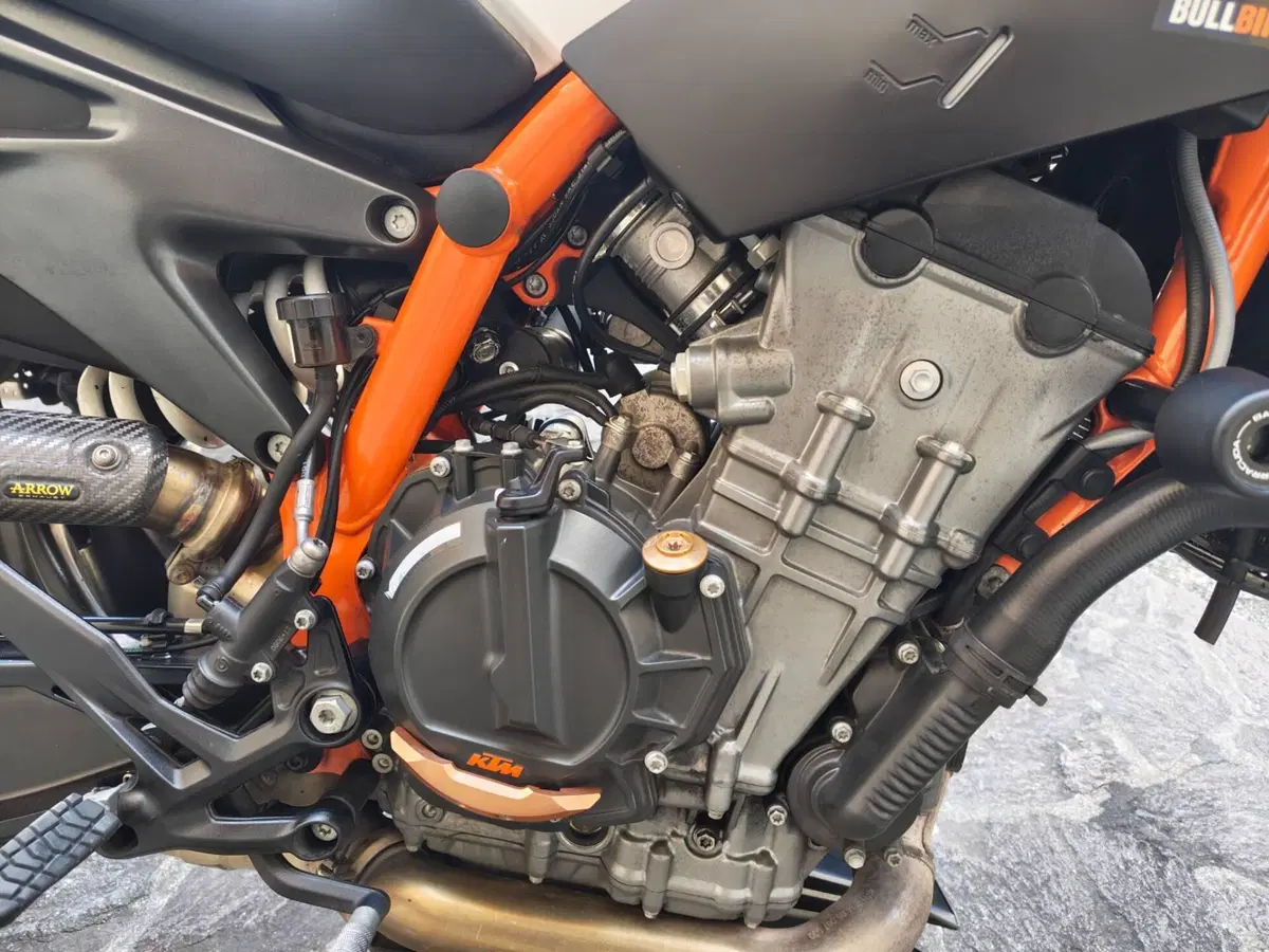 KTM 890 Duke R (2020) (7)