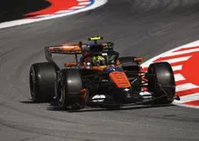 F1. Barcellona si tinge d'arancione: McLaren detta il passo nel caldo del Montmelò in FP2, Mercedes spaventa e la Ferrari studia il colpo