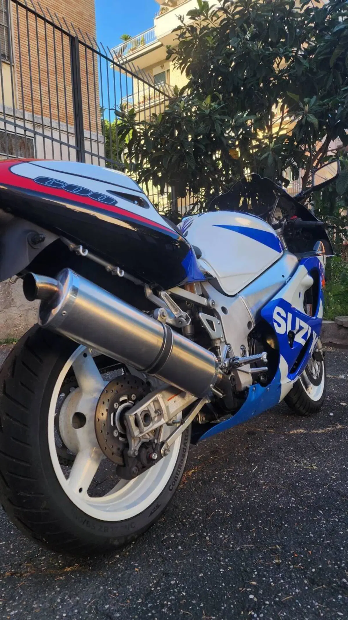 Suzuki Gsxr 600 srad (2)