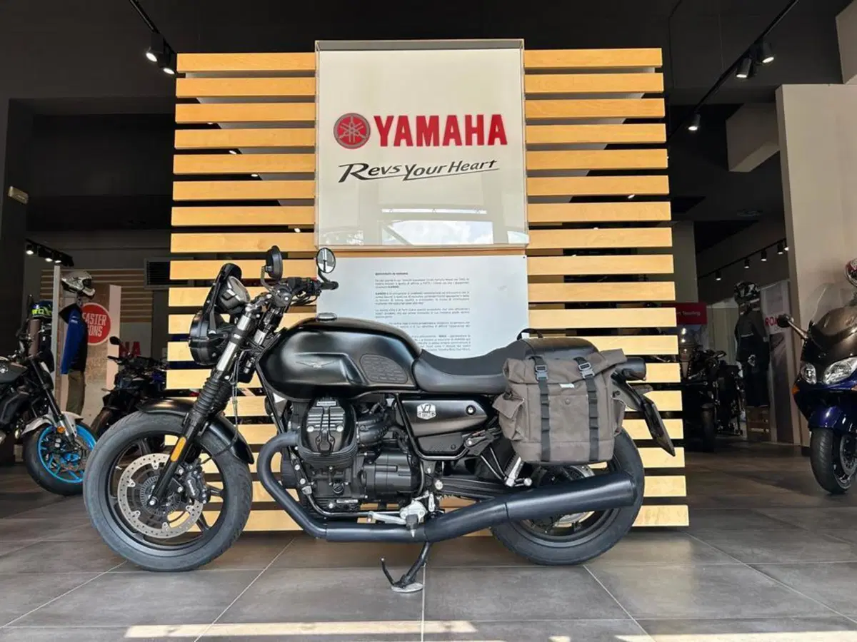 Moto Guzzi V7 Stone (2021 - 24) (3)