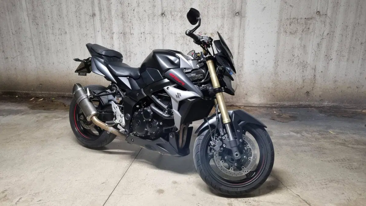 Suzuki GSR 750 ABS (2010 - 17) (2)