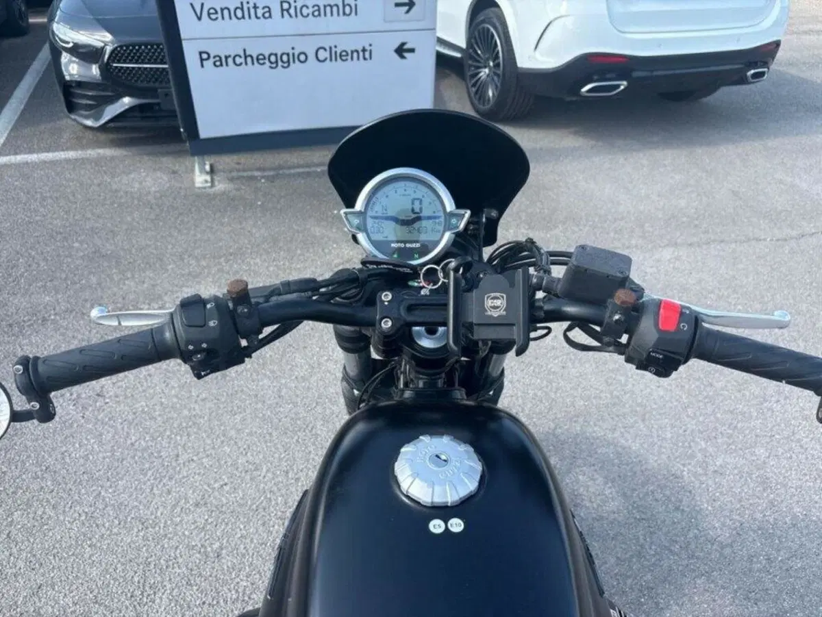 Moto Guzzi V7 Stone (2021 - 24) (6)