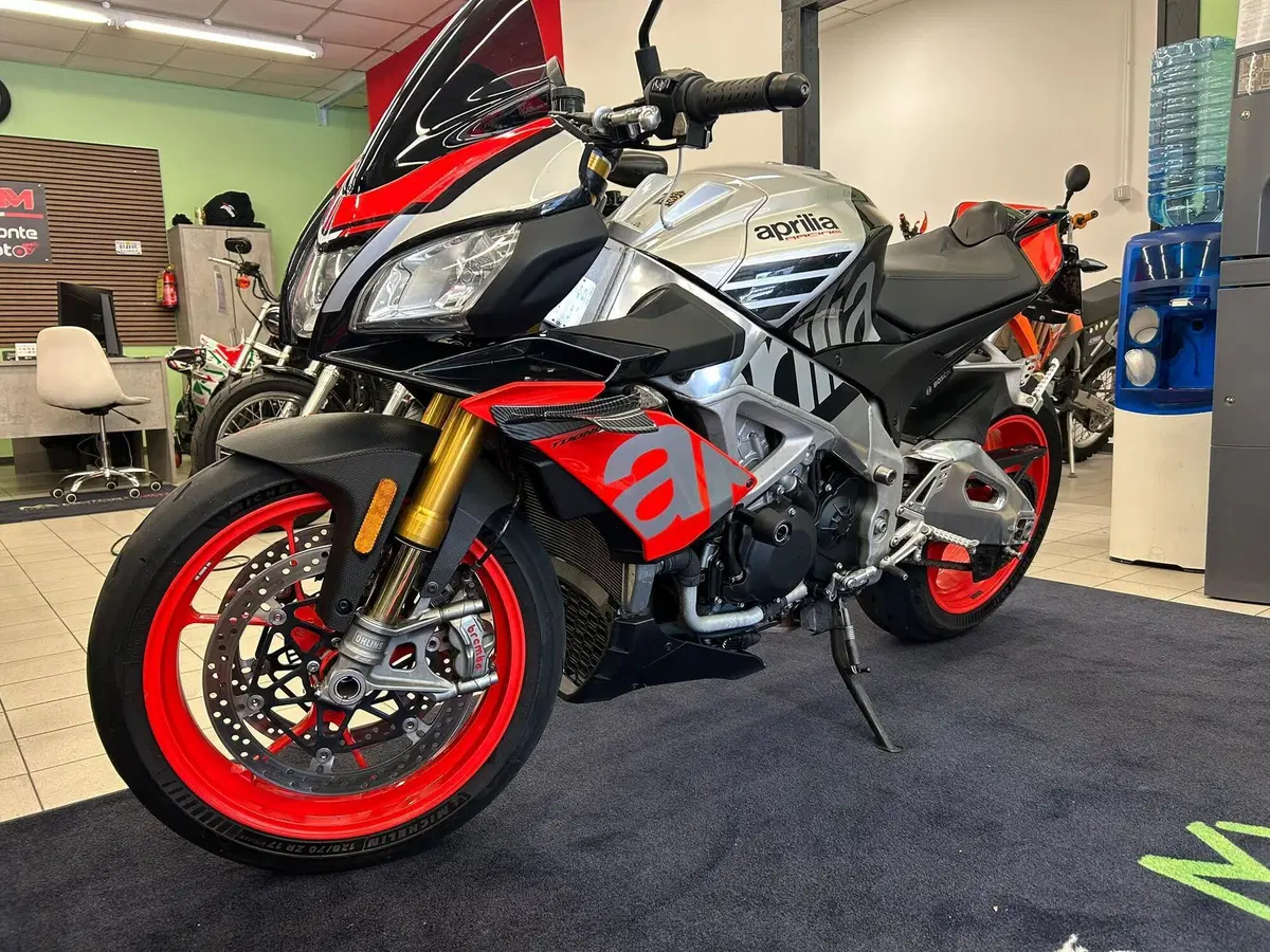 Aprilia Tuono V4 Factory (2017 - 18) (2)